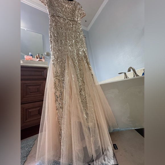 Elegant Sequin Gown - Picture 2 of 8